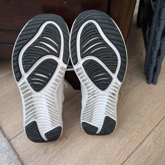 New Balance Floral Pastel Walking Shoes - Picture 7 of 7